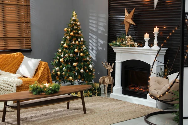 Schöne Wohnzimmereinrichtung Mit Brennendem Kamin Weihnachtsfeier — Stockfoto