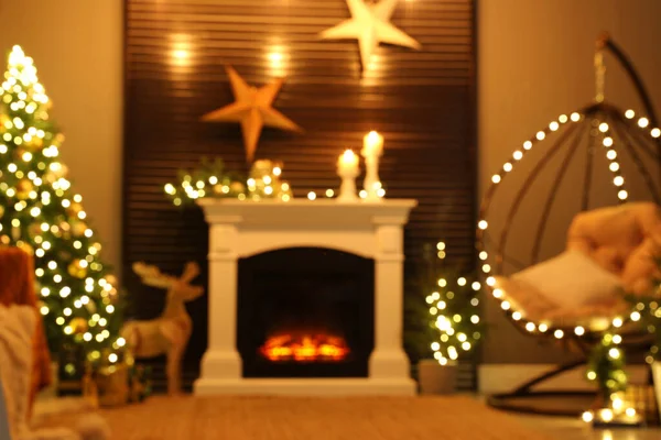 Zamazany Widok Piękny Salon Wnętrza Płonącym Kominkiem Święta Bożego Narodzenia — Zdjęcie stockowe