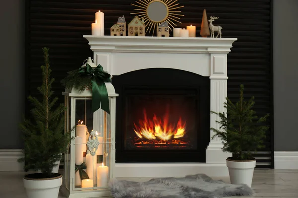 スタイリッシュな部屋のインテリアで暖炉の近くに美しいクリスマスランタン — ストック写真