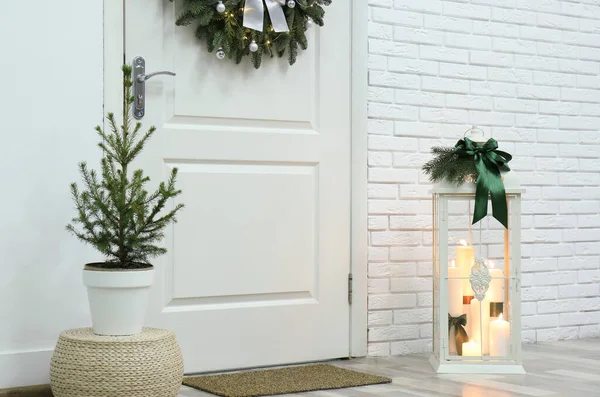 Mooie Kerstlantaarn Potted Spar Boom Buurt Van Ingang Binnen — Stockfoto