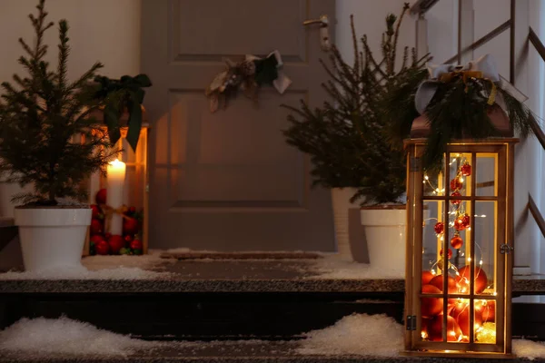 Linternas Decorativas Pequeños Árboles Navidad Cerca Entrada Casa —  Fotos de Stock