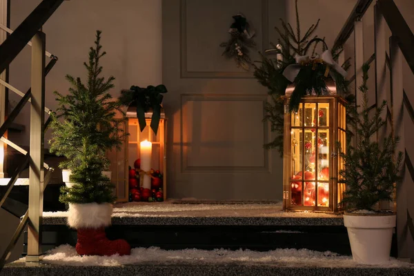 Linternas Decorativas Pequeños Árboles Navidad Cerca Entrada Casa —  Fotos de Stock