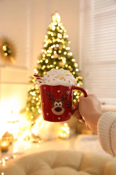 Mujer Sosteniendo Taza Deliciosa Bebida Con Crema Batida Cerca Del — Foto de Stock