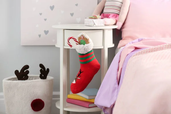 Auf Einem Weißen Tisch Kinderzimmer Hängen Vorräte Mit Geschenken Tradition — Stockfoto