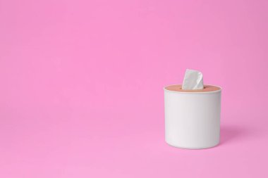 Pembe arka planda kağıt mendilleri olan tutucu. Metin için boşluk