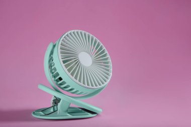 Pembe arka planda modern elektrikli vantilatör. Metin için boşluk