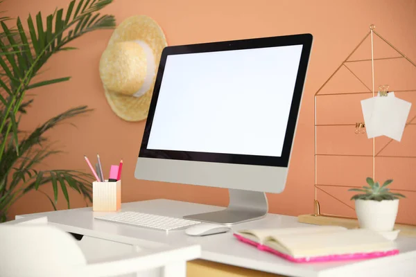 Local Trabalho Confortável Com Computador Moderno Mesa Perto Parede Laranja — Fotografia de Stock