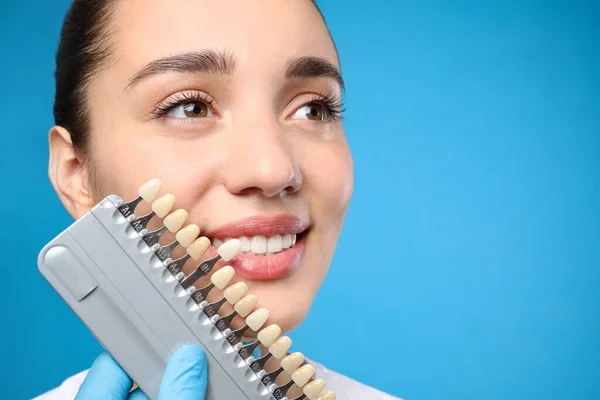 Doutor Verificando Cor Dos Dentes Jovem Fundo Azul Close Odontologia — Fotografia de Stock