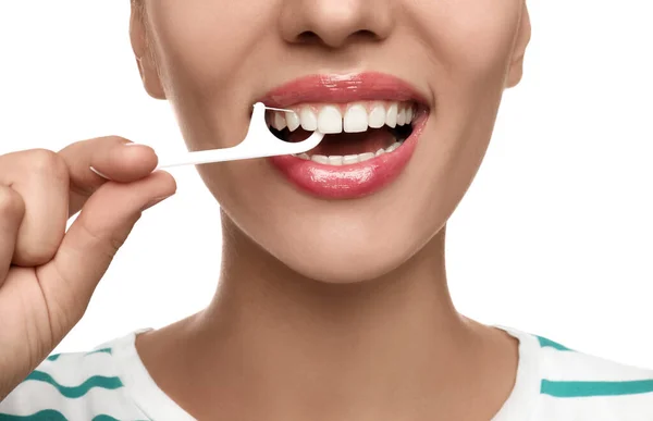 Wanita Muda Menggelepar Giginya Pada Latar Belakang Putih Menutup Dokter — Stok Foto