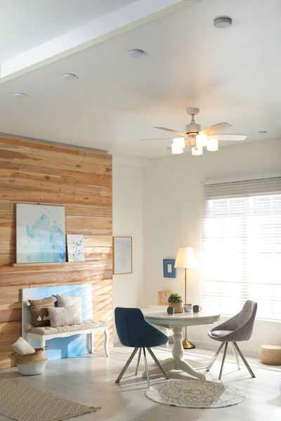 Interior Elegante Quarto Com Ventilador Teto Moderno — Fotografia de Stock