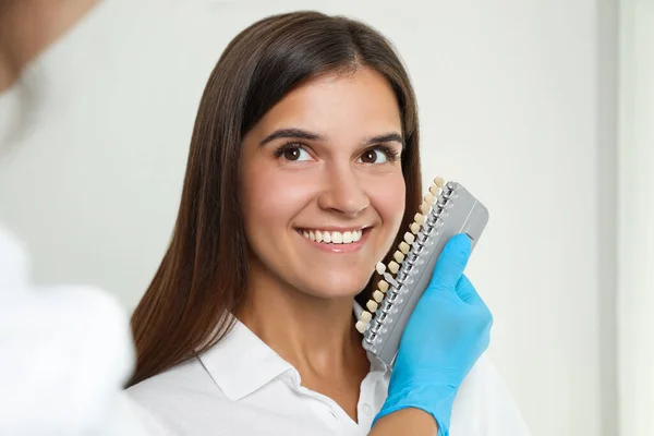 Doutor Verificando Cor Dos Dentes Jovem Clínica Odontologia Estética — Fotografia de Stock