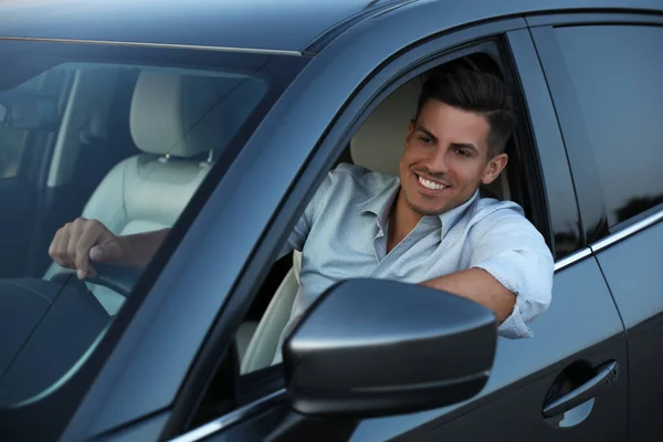 Bonito Homem Seu Carro Moderno Vista Fora — Fotografia de Stock