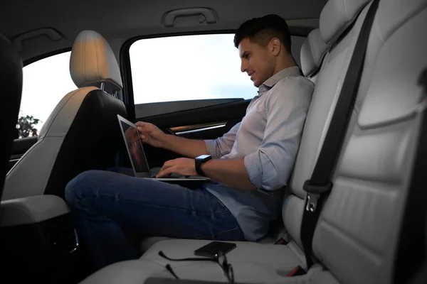 Hombre Guapo Que Trabaja Con Ordenador Portátil Asiento Trasero Del — Foto de Stock