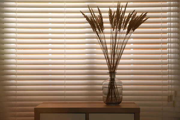 Vaso Decorativo Elegante Commode Dentro Casa Espaço Para Texto — Fotografia de Stock