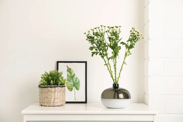 Vas Dekoratif Dengan Bunga Dan Tanaman Rumah Dalam Ruangan — Stok Foto
