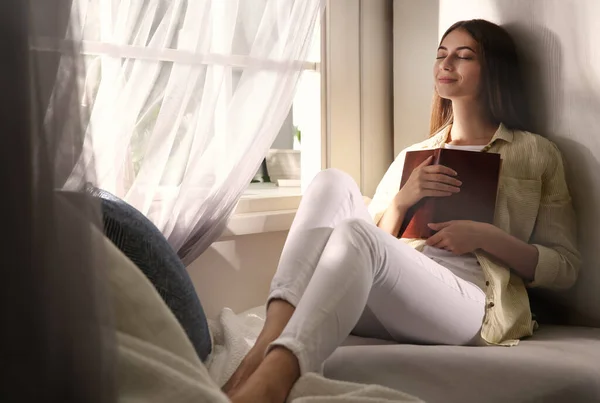 Beautiful Young Woman Book Relaxing Window Home — Stock Photo, Image