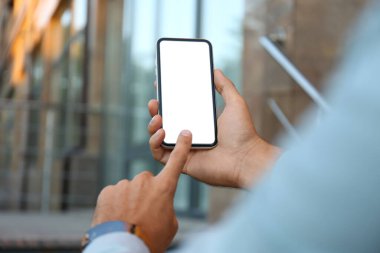 Modern cep telefonunu kullanan adam, yakın plan.