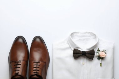 Düğün ayakkabıları ve gömlek beyaz arka planda, üst manzara