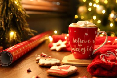 Bardakta sıcak bir içecek. Yazılı olan. Sihre inan, yazıya yer aç. Noel atmosferi