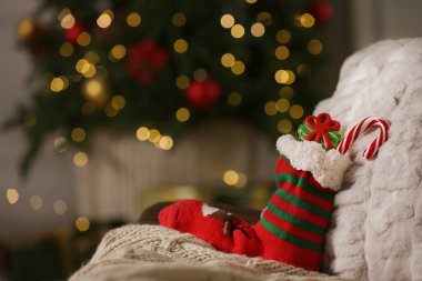 Bulanık festival ışıklarına karşı hediyelerle dolu, yazı için yer var. Aziz Nicholas Günü geleneği