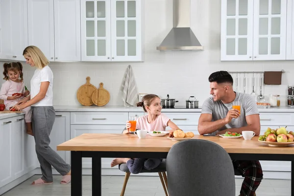 Família Feliz Tomando Café Manhã Juntos Mesa Cozinha Moderna — Fotografia de Stock