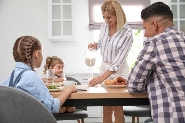 Bonne Famille Petit Déjeuner Ensemble Table Dans Cuisine Moderne — Photo