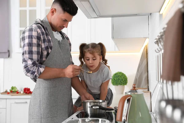 Menina Com Seu Pai Cozinhando Juntos Cozinha Moderna — Fotografia de Stock