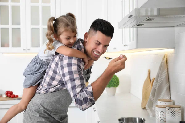 Menina Com Seu Pai Cozinhando Juntos Cozinha Moderna — Fotografia de Stock
