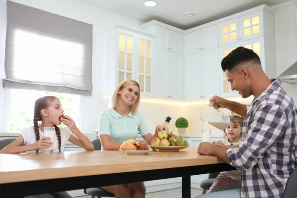 Família Feliz Comendo Juntos Mesa Cozinha Moderna — Fotografia de Stock