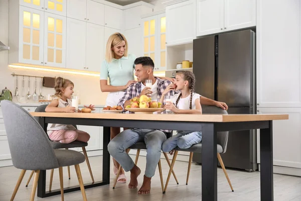 Happy Family Eating Together Table Modern Kitchen — Stock Photo, Image