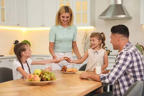 Glad Familj Äter Tillsammans Vid Bord Modernt Kök — Stockfoto