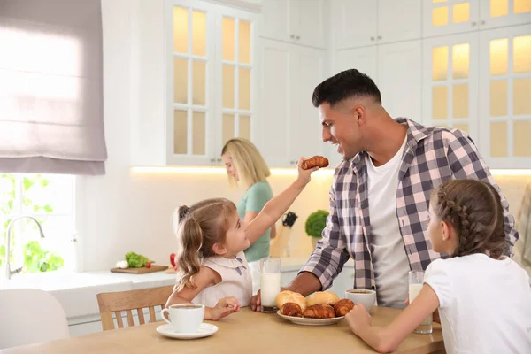 Família Feliz Comendo Juntos Mesa Cozinha Moderna — Fotografia de Stock