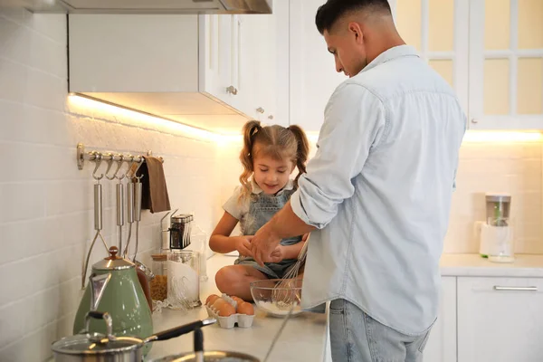 Menina Com Seu Pai Cozinhando Juntos Cozinha Moderna — Fotografia de Stock