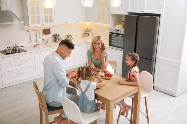 Família Feliz Cozinhar Juntos Mesa Cozinha Moderna — Fotografia de Stock