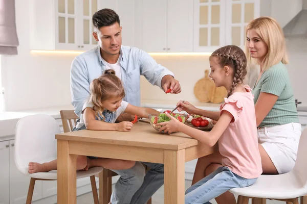 Família Feliz Cozinhar Juntos Mesa Cozinha Moderna — Fotografia de Stock