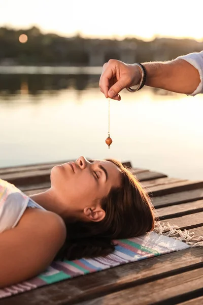 Žena Křišťálové Léčení Relace Blízkosti Řeky Venku — Stock fotografie