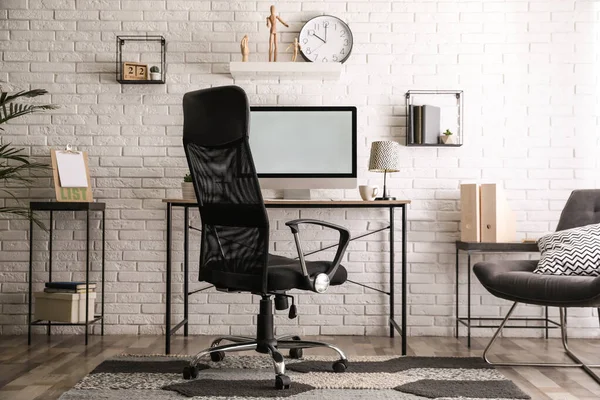 モダンなオフィスインテリアのデスク近くの快適な椅子 — ストック写真