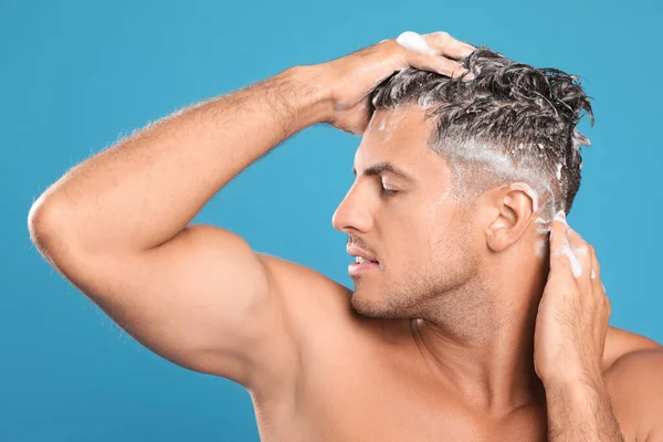 Bello Uomo Che Lava Capelli Sfondo Azzurro — Foto Stock