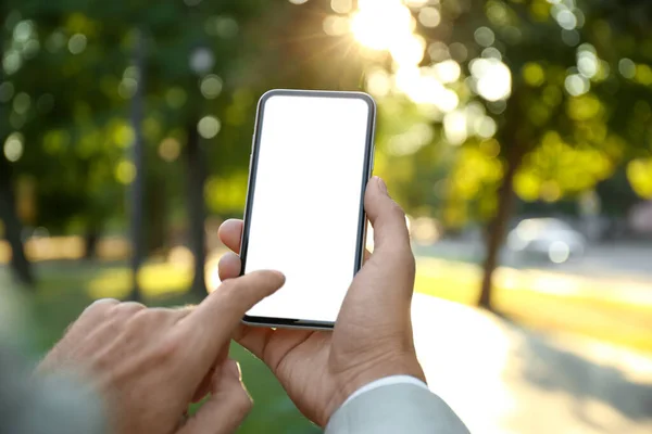 Человек Использующий Современный Мобильный Телефон Парке Крупным Планом — стоковое фото