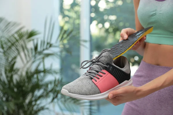 Женщина Кладет Ортопедическую Стельку Обувь Помещении Крупным Планом Уход Ногами — стоковое фото