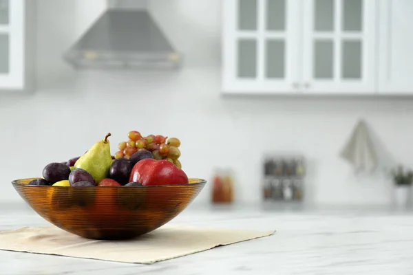 白いキッチンテーブルの上にボウルに別の新鮮な果物 テキストのスペース — ストック写真
