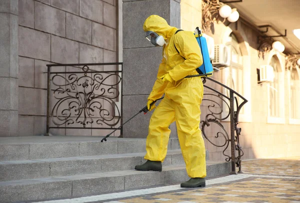 Persona Traje Materiales Peligrosos Desinfectando Escaleras Con Rociador Aire Libre —  Fotos de Stock
