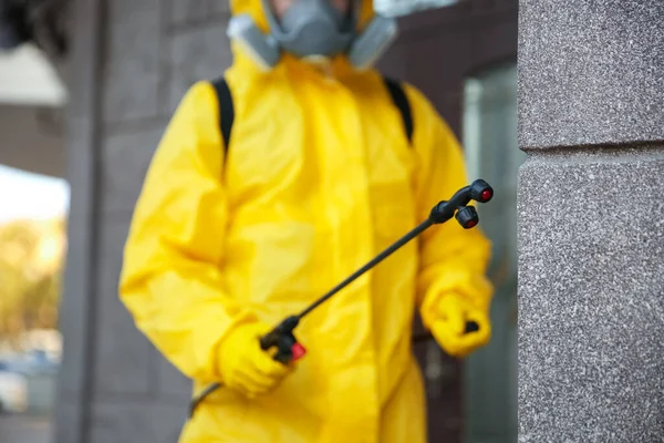 Persona Traje Materiales Peligrosos Desinfectando Pared Del Edificio Aire Libre —  Fotos de Stock