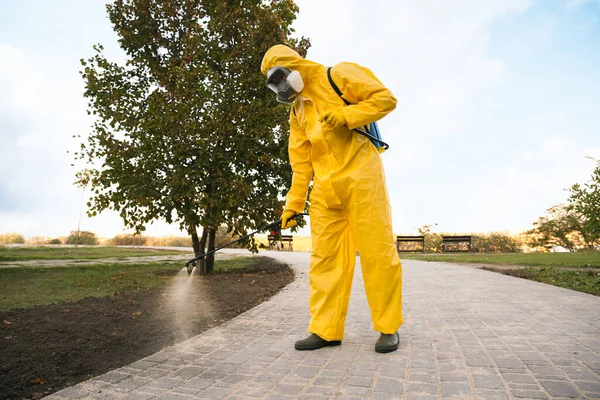 Person Schutzanzug Desinfiziert Straßenpflaster Mit Sprayer Oberflächenbehandlung Bei Coronavirus Pandemie — Stockfoto