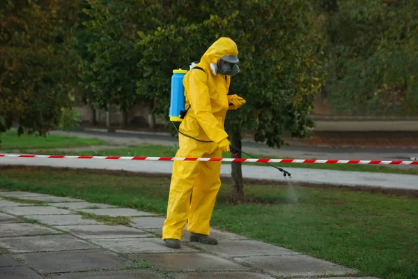 Persona Traje Materiales Peligrosos Desinfectando Pavimento Callejero Con Rociador Tratamiento — Foto de Stock