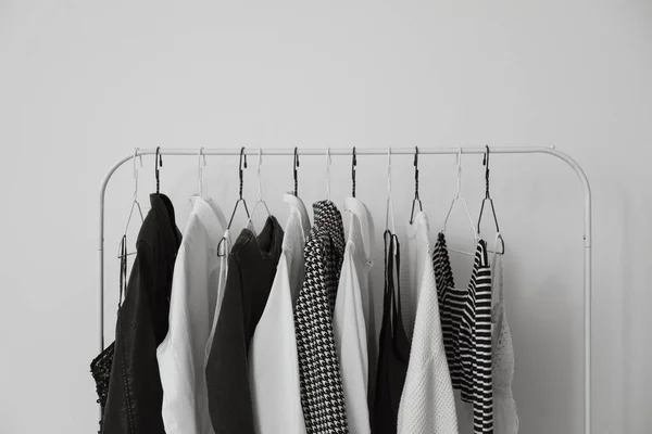 Rack Tyylikkäitä Vaatteita Lähellä Valkoista Seinää Lähikuva — kuvapankkivalokuva