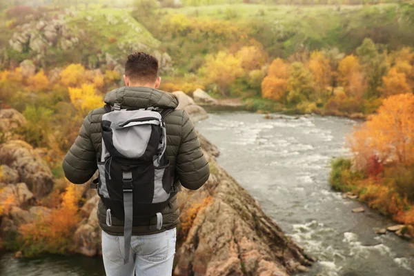 Homem Com Mochila Viagem Desfrutando Natureza Perto Rio Montanha Vista — Fotografia de Stock