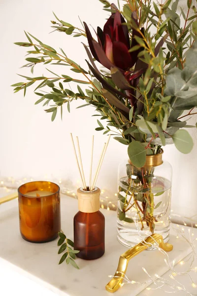 Schilfrohr Lufterfrischer Mit Kerze Und Strauß Auf Marmortablett — Stockfoto