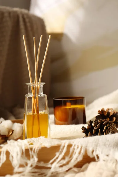 Schilfrohr Kerze Und Tannenzapfen Auf Holztablett Drinnen — Stockfoto