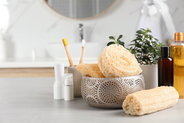 Натуральные мочалки на столе в ванной комнате. Пространство для текста